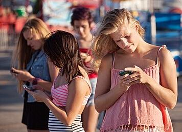 girls texting